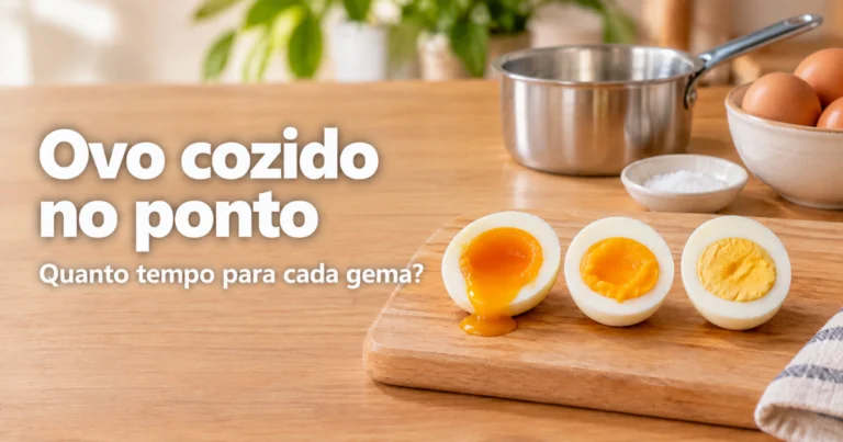 Ovos cozidos cortados ao meio mostrando gema mole e dura, sobre mesa de madeira clara