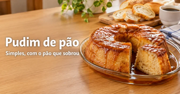 Pudim de pão com calda numa travessa sobre mesa de madeira clara, com fatias de pão francês ao lado